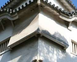 In addition to its defensive system, there are still more than 1000 various shape loopholes present on the walls of the castle. There are stone or boi